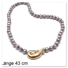 Süßwasserperlkette mit einem Verschluss eines Perlbootes oder Nautilus. Silber vergoldet.