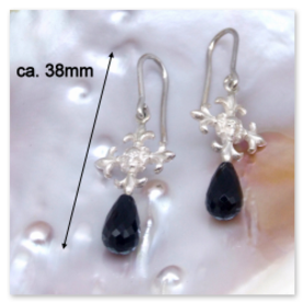 Silberohrhänger mit facettierten schwarzen Onyxpampeln und kleines französischen Lilienkreuzen